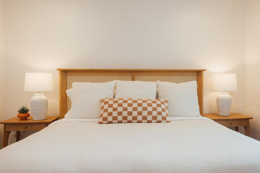 Building Photo - 4866 Hillside Dr