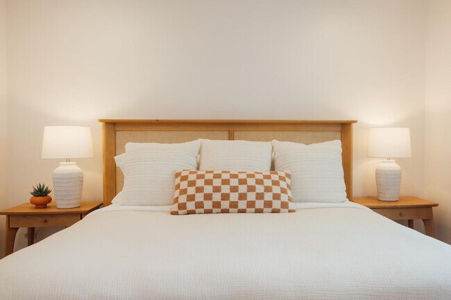 Building Photo - 4866 Hillside Dr