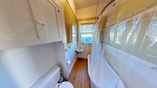 Building Photo - PRICE REDUCTION!! Spacious 2 bedroom 2 Bat...