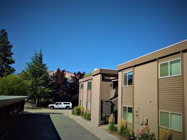 Building Photo - 407 Oregon St