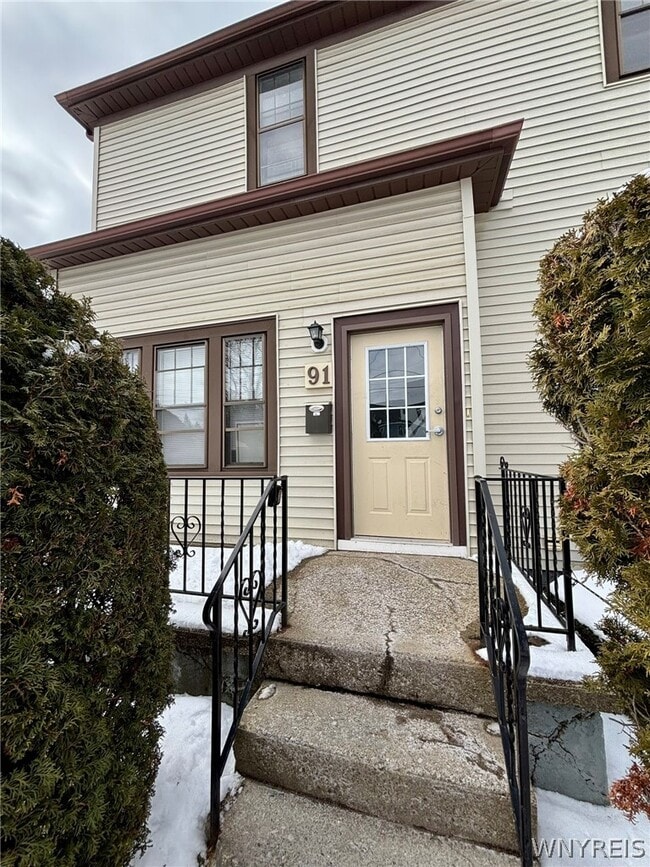 Building Photo - 91 Laverack Ave