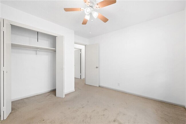 Building Photo - 4531 S Roberts Dr