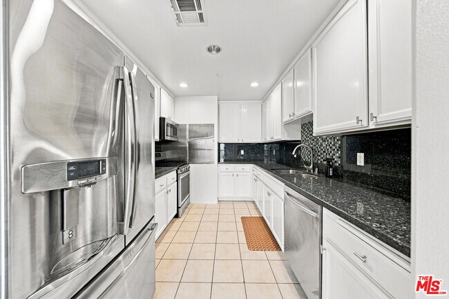 Building Photo - 956 S Wilton Pl