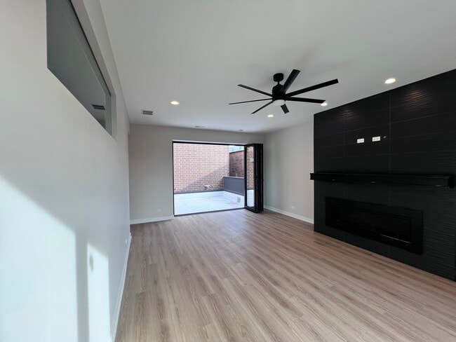 Building Photo - 1039 W Belmont Ave