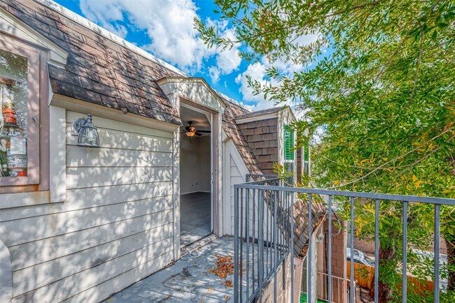 Building Photo - 432 N Post Oak Ln