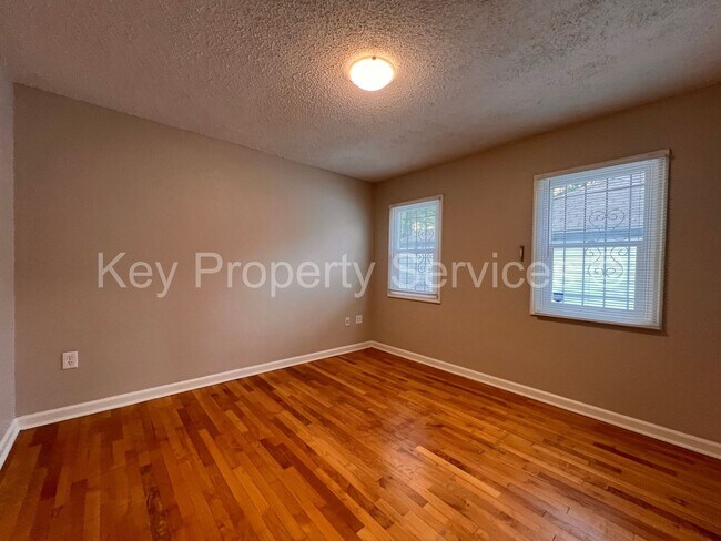 Building Photo - Charming Two Bedroom House near Downtown V...