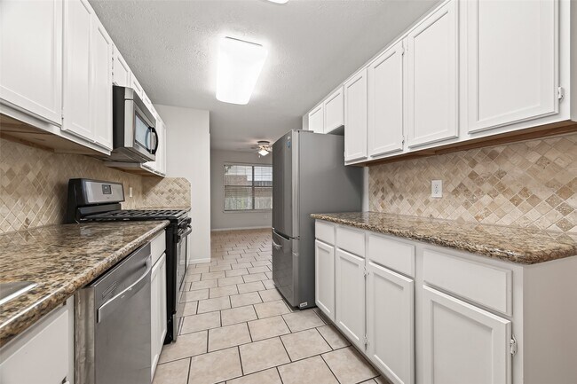 Building Photo - 2002 Foundary Dr