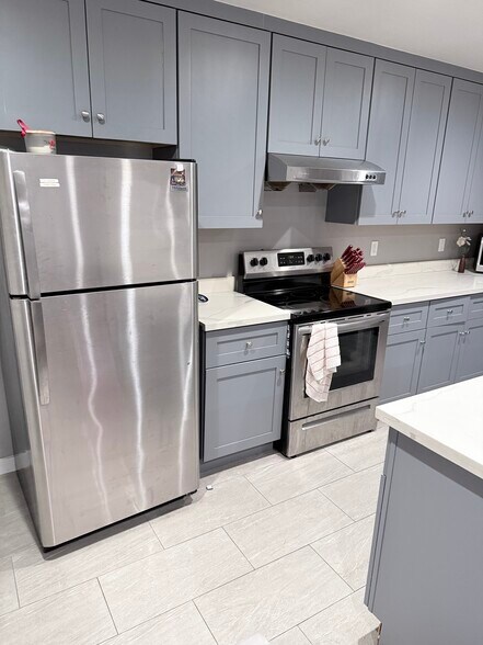 Building Photo - 2241 Village Ct