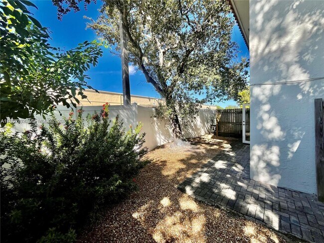 Building Photo - 1274 NE 40th St