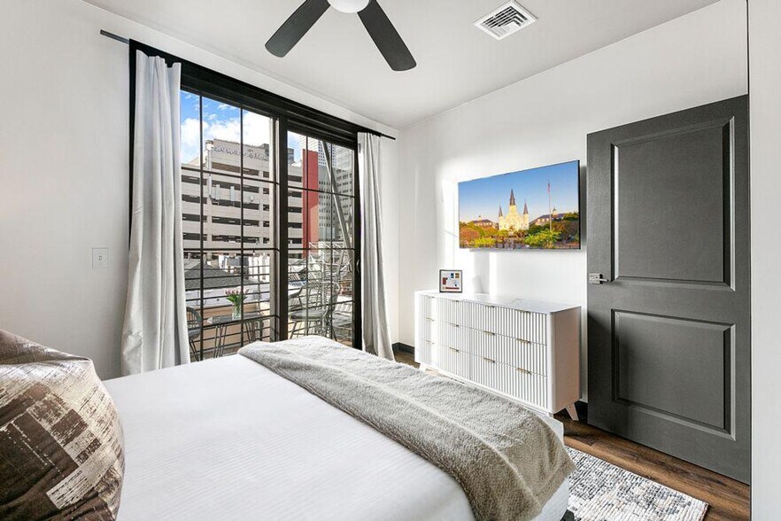 Building Photo - 611 Commerce St