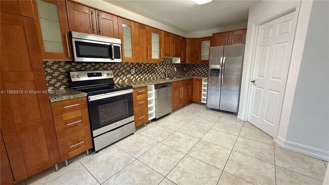Building Photo - 501 Racquet Club Rd