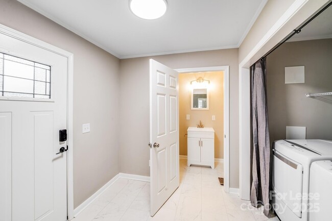 Building Photo - 2301 Shamrock Dr