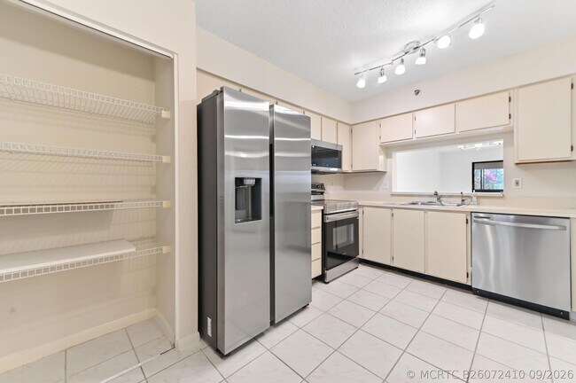 Building Photo - 7260 Kinghurst Dr
