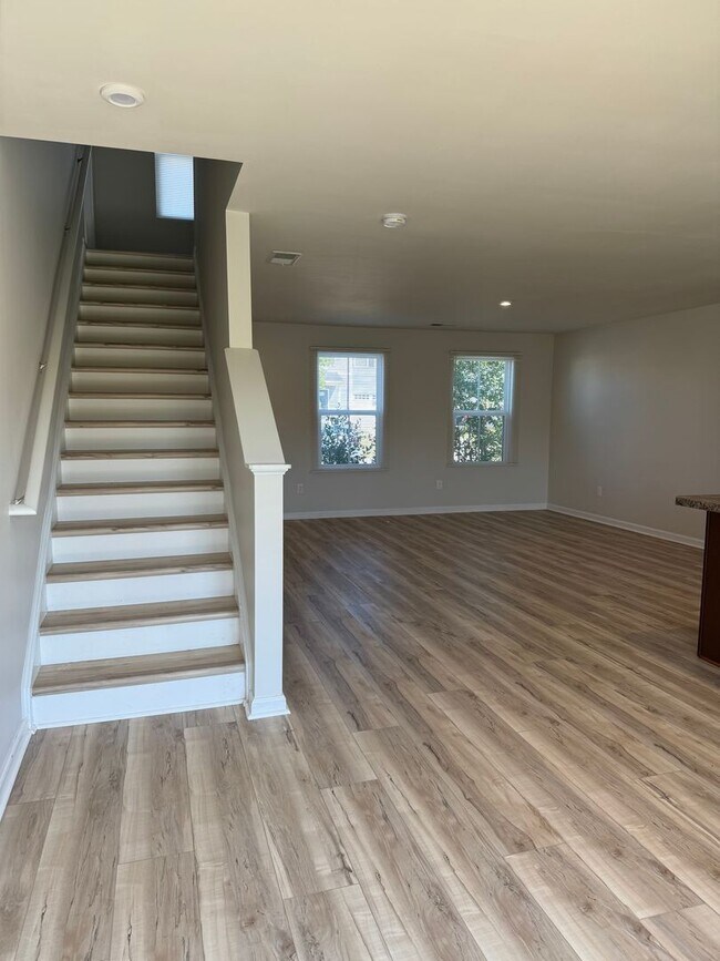 Building Photo - Price & Location!