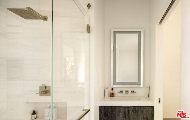 Building Photo - 2532 Canyon Oak Dr