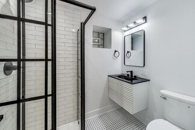 Building Photo - 3 bedroom in Chicago IL 60657