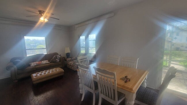 Building Photo - 1020 5th St