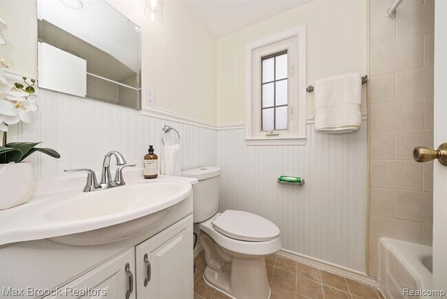 Building Photo - 695 Graefield Ct