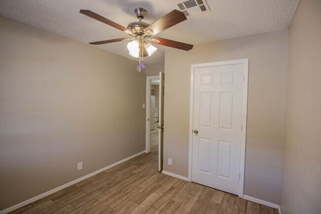 Building Photo - 203 N Scenic Dr