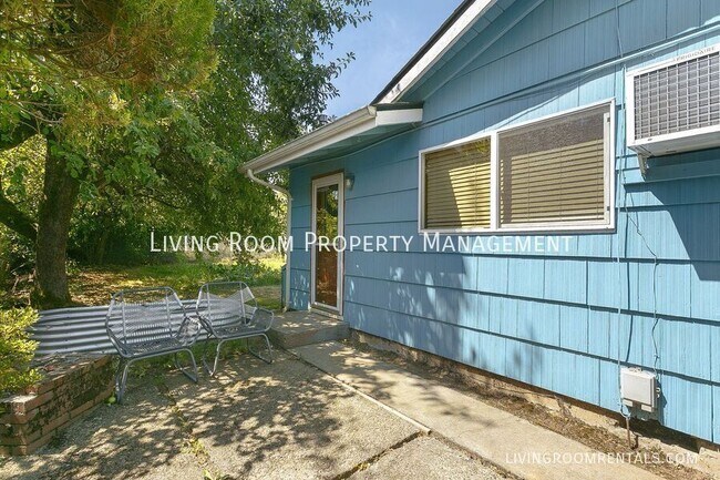 Building Photo - 11736 NE Eugene St