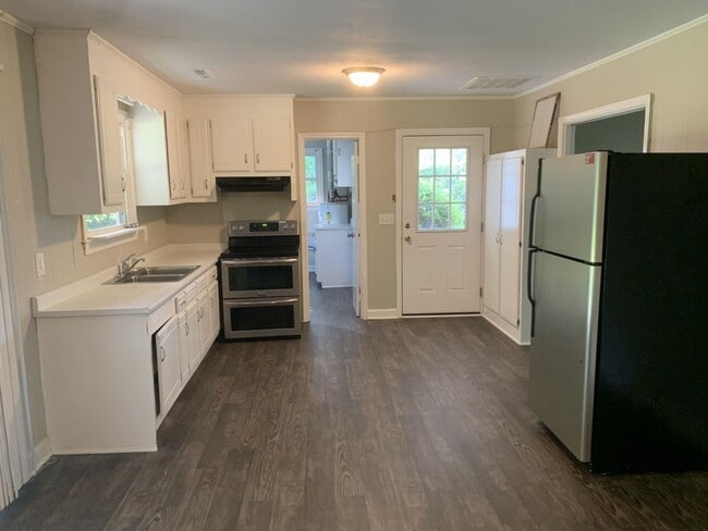 Building Photo - Large yard 3Bedroom 2 full bath