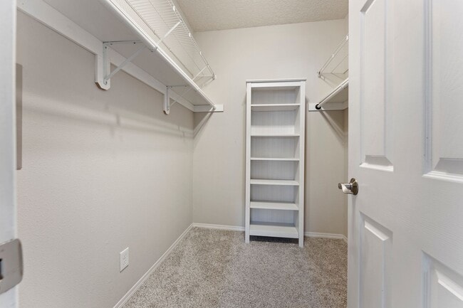 Building Photo - 3-bedroom 2 bath condo with a balcony in s...