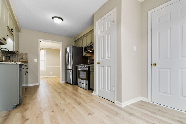 Building Photo - Pet Friendly Three Bedroom!