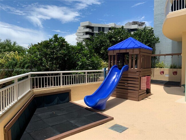 Building Photo - 2475 Brickell Ave