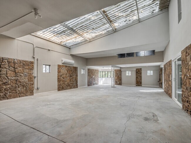 Building Photo - 6409 Miles Ln