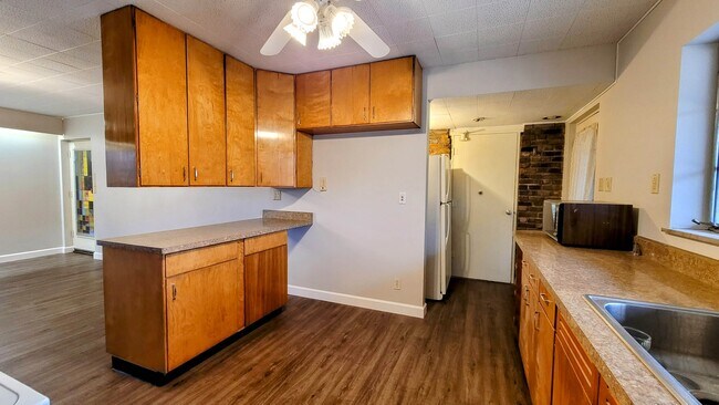 Building Photo - 495 Compton Rd