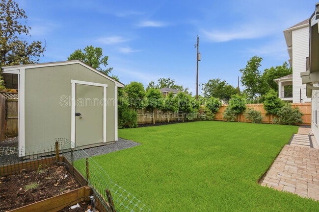 Building Photo - 2207 Saxon Dr