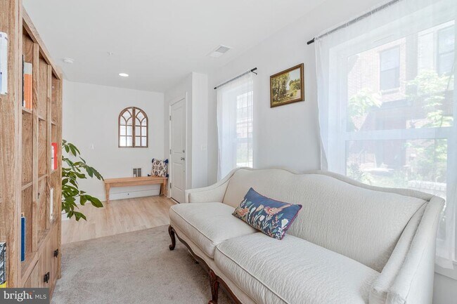 Building Photo - 40 Mural Walk NE