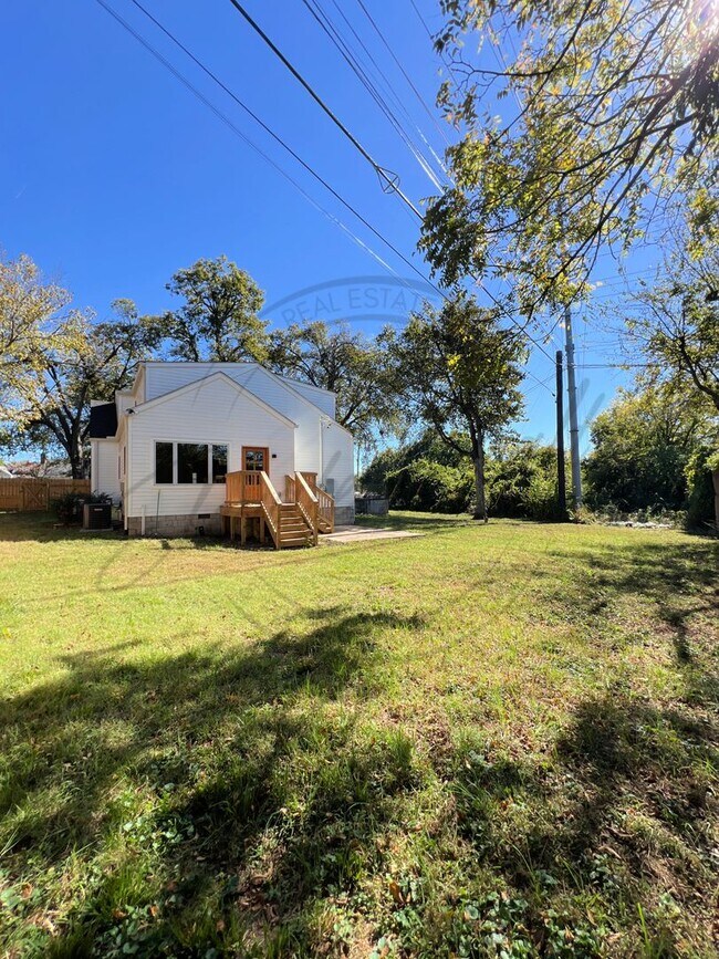 Building Photo - Modern Elegance in the Heart of Nashville ...