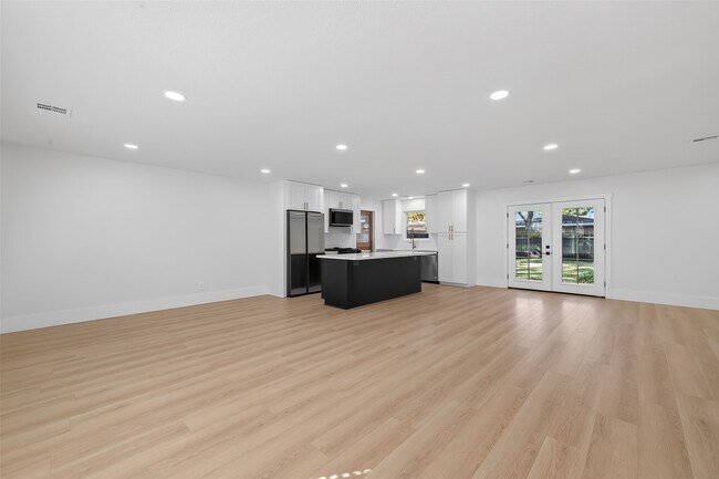 Building Photo - 9770 Cedardale Dr