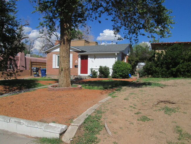Building Photo - NOB HILL 2 bedroom 1 Bath 1271/SF UTILITIE...