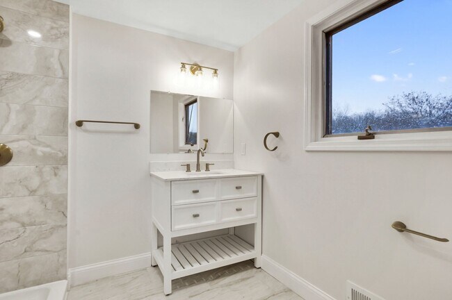 Building Photo - Beautifully Updated 4 Bed / 2.5 Bath Colon...