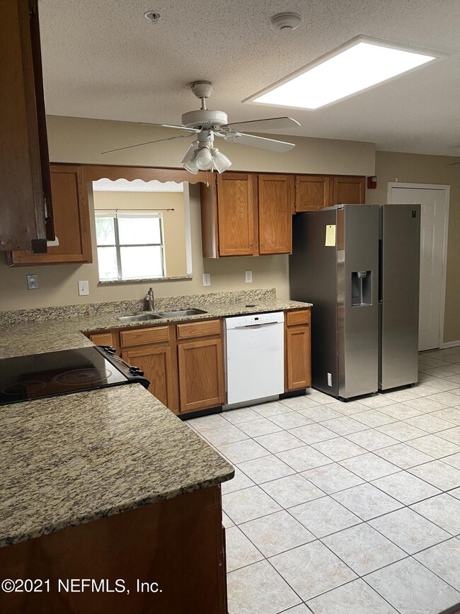 Building Photo - 4294 Tanglewilde Dr S