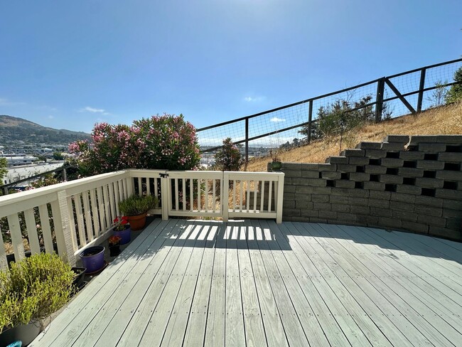 Building Photo - San Rafael Hillside Retreat