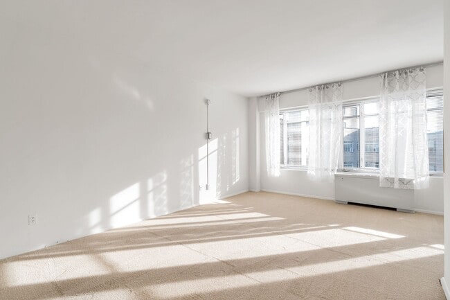 Building Photo - Sun-Filled, Top Floor L Shaped Studio In M...