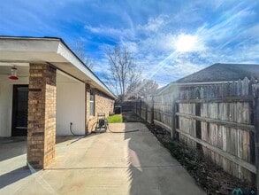 Building Photo - 2140 Northglen Dr