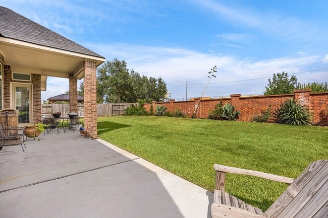 Building Photo - 25819 Oakwood Knoll Dr