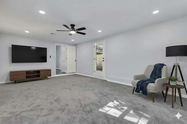 Building Photo - 544 N Elm Ave