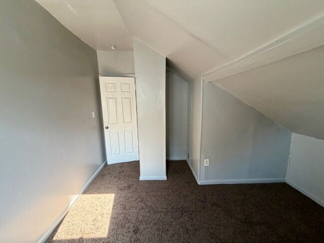 Building Photo - 4 Bedroom 2 Bath Brick Tudor For Lease Wel...