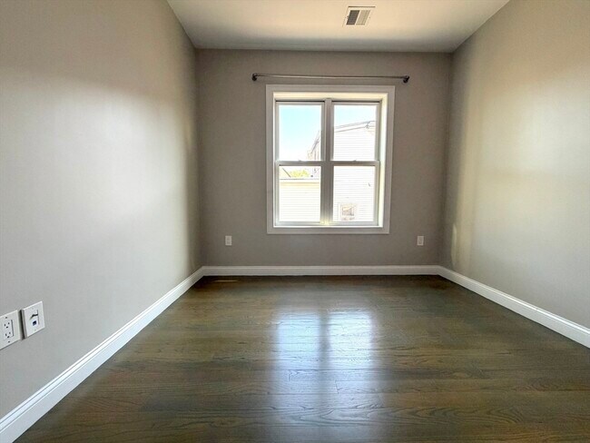 Building Photo - 966 Hyde Park Ave
