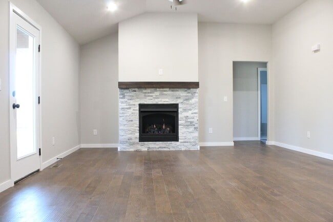 Building Photo - Great brand new home!