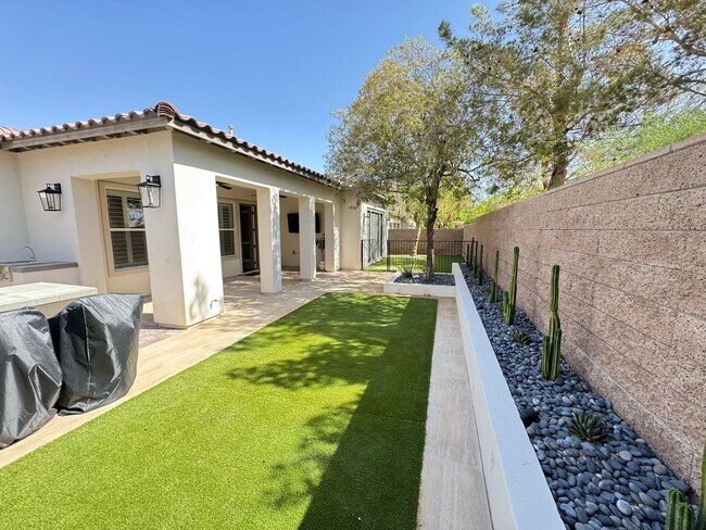 Building Photo - Southern Highlands Gem | 3 Bed, 2.5 Bath w...