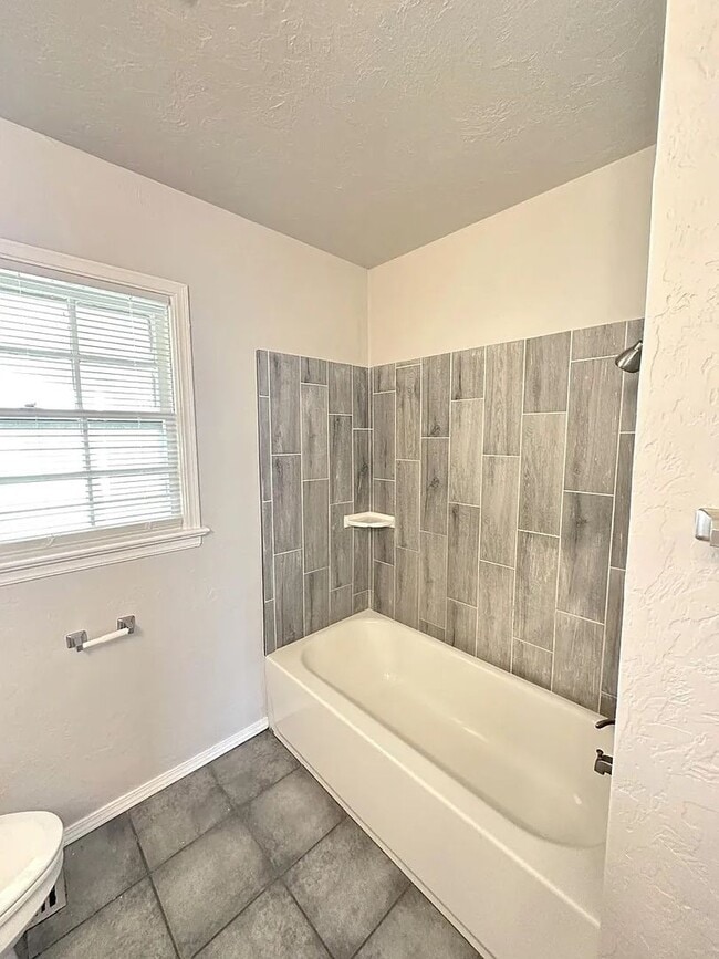 Building Photo - 3 Bed/1 1/2 Bath/1 Car with Carport