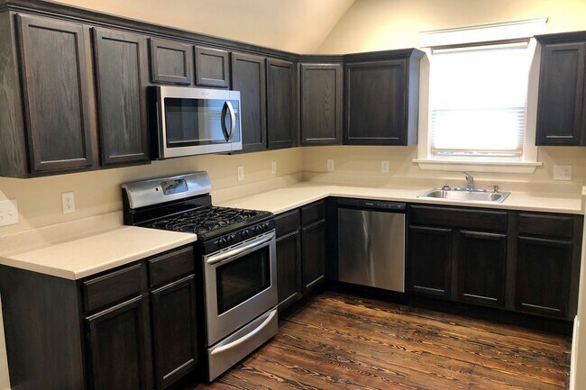 Primary Photo - 1118 Columbia Ave, Unit #2 (upstairs apartment)