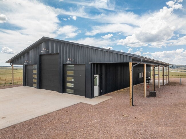 Building Photo - 4 BED | 2 BATH | BARNDOMINIUM | HOT SPRING...