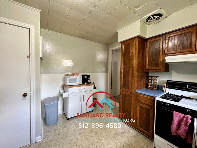 Building Photo - 1007 N LBJ Dr